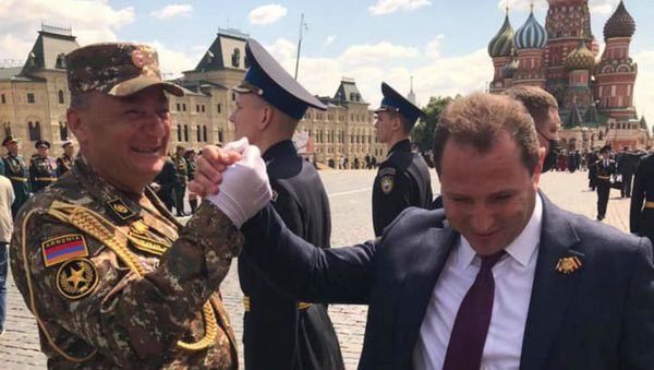 Министр обороны Давид Тоноян (справа) с полковником Ашотом Акопяном на параде Победы (24 июня 2020). Москва Министр обороны Давид Тоноян (справа) с полковником Ашотом Акопяном на параде Победы (24 июня 2020). Москва - Sputnik Армения