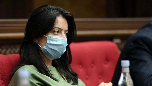 Депутат от фракции Мой Шаг Кристине Погосян во время специального заседания парламента (14 мая 2020). Еревaн - Sputnik Արմենիա