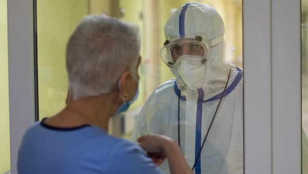 Руководитель клинических работ медцентра Арташат Лилит Мусеян и инфекционист Агаси Махтесян - Sputnik Արմենիա