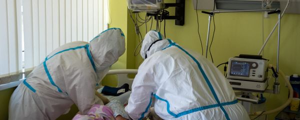 Медсестры ухаживают за пациентом в реанимации медцентра Арташат - Sputnik Արմենիա