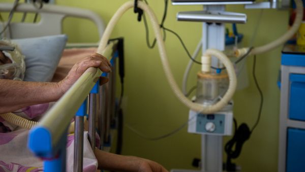 Пациент в реанимации медцентра Арташат - Sputnik Армения