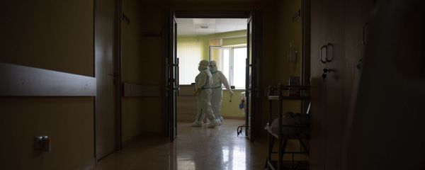 Сотрудники медцентра Арташат в коридорах - Sputnik Արմենիա
