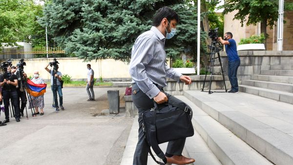Судья Ваге Григорян заходит в здание Конституционного Суда (26 июня 2020). Еревaн - Sputnik Արմենիա