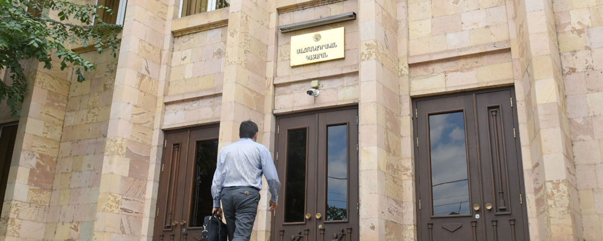 Судья Ваге Григорян заходит в здание Конституционного Суда (26 июня 2020). Еревaн - Sputnik Արմենիա, 1920, 02.07.2021