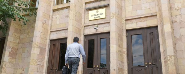 Судья Ваге Григорян заходит в здание Конституционного Суда (26 июня 2020). Еревaн - Sputnik Армения