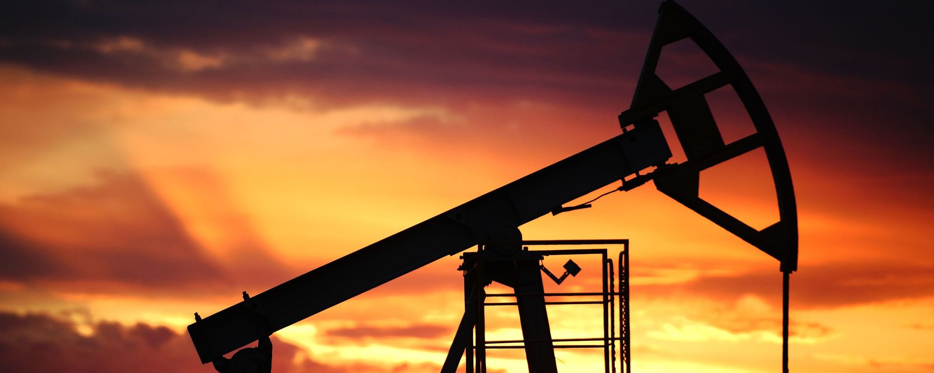 Нефтяная качалка на фоне заката Нефтяная качалка на фоне заката - Sputnik Армения, 1920, 16.04.2021