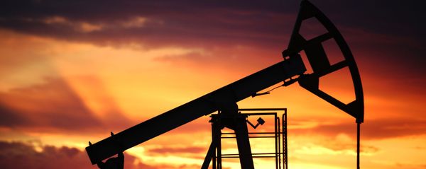 Нефтяная качалка на фоне заката - Sputnik Армения