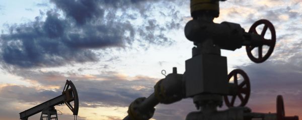 Нефтяная качалка на фоне заката Нефтяная качалка на фоне заката - Sputnik Армения