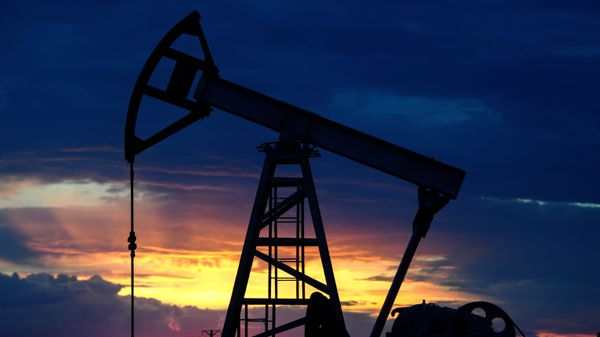Нефтяная качалка на фоне заката - Sputnik Армения