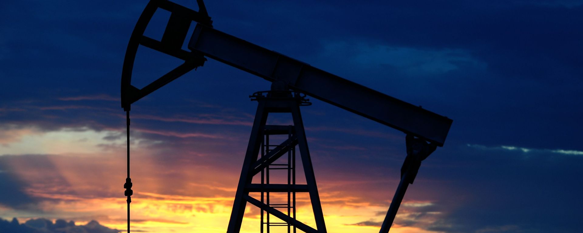 Нефтяная качалка на фоне заката - Sputnik Армения, 1920, 26.01.2021