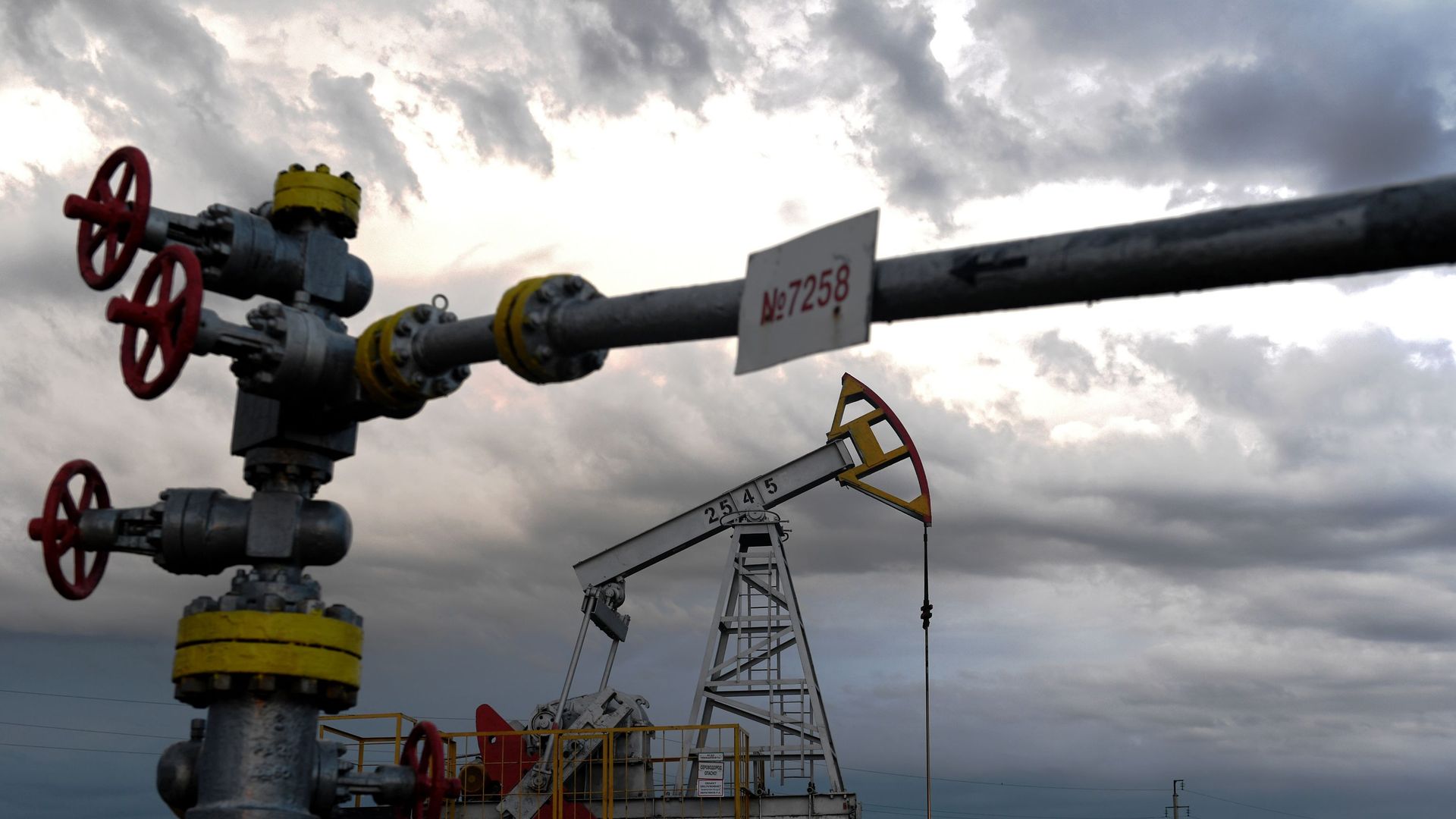 Нефтяная качалка на фоне заката Нефтяная качалка на фоне заката - Sputnik Армения, 1920, 12.04.2021