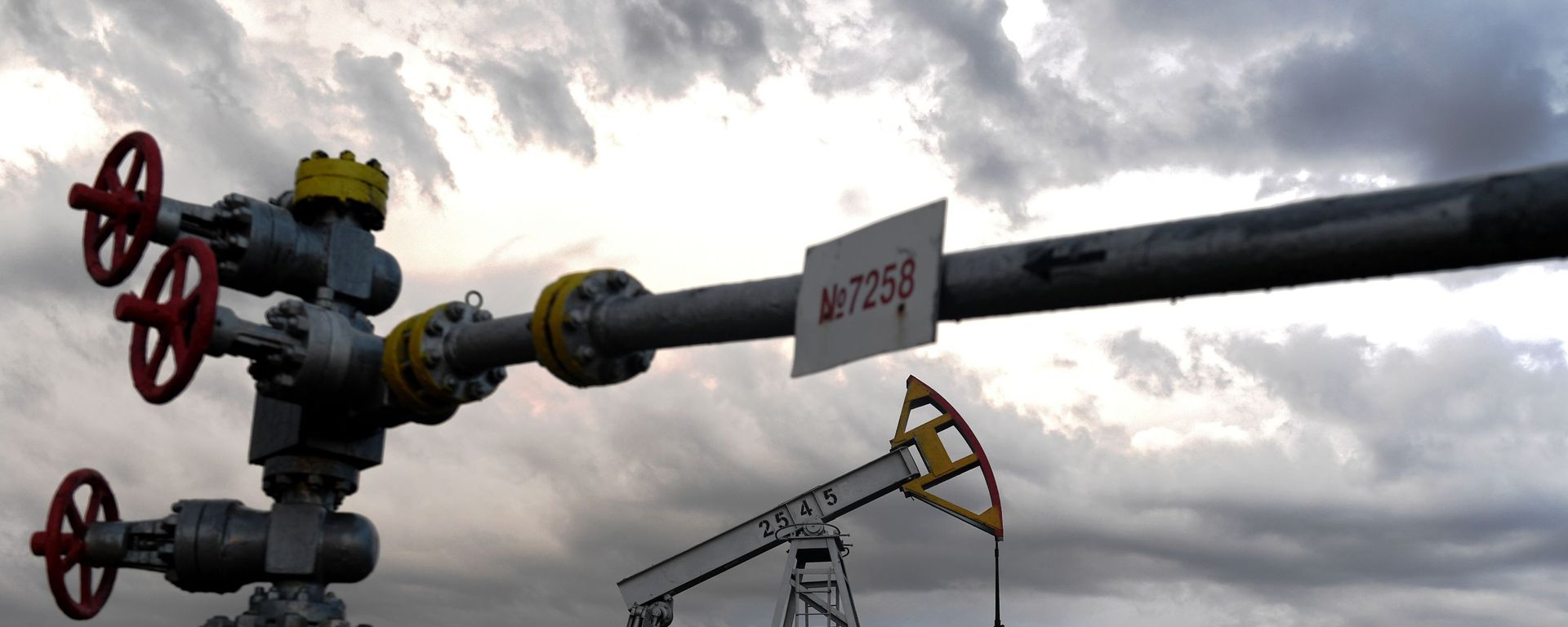 Нефтяная качалка на фоне заката - Sputnik Армения, 1920, 30.11.2021