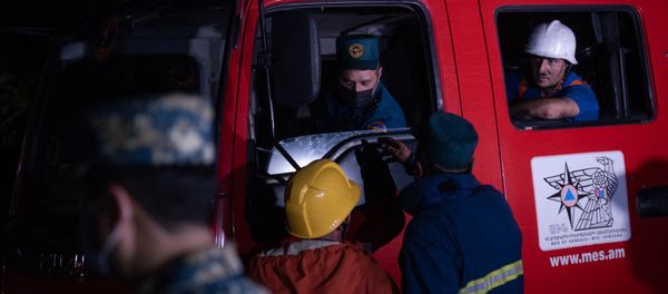 Спасатели МЧС на месте пожара в Цицернакаберде (26 июня 2020). Еревaн Спасатели МЧС на месте пожара в Цицернакаберде (26 июня 2020). Еревaн - Sputnik Արմենիա