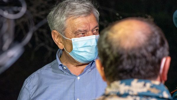 Министр по чрезвычайным ситуациям Феликс Цолакян на месте пожара в Цицернакаберде (26 июня 2020). Еревaн - Sputnik Արմենիա