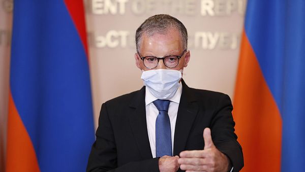 Профессор Лоран Папазян на онлайн брифинге (29 июня 2020). Еревaн - Sputnik Արմենիա