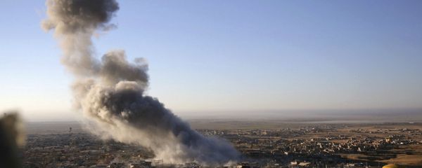 Взрыв после воздушного удара над северным иракским городом Синджар, произведенного боевиками ИГ (12 ноября 2015). Ирак - Sputnik Армения