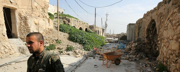 Боец езидов из базирующихся в Сирии Народных подразделений защиты, более известных как YPG, идет по разрушенным улицам Синджара (29 января 2015). Ирак Боец езидов из базирующихся в Сирии Народных подразделений защиты, более известных как YPG, идет по разрушенным улицам Синджара (29 января 2015). Ирак - Sputnik Армения