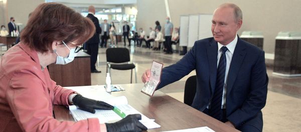 Президент РФ В. Путин принял участие в голосовании по внесению поправок в Конституцию РФ Президент РФ В. Путин принял участие в голосовании по внесению поправок в Конституцию РФ - Sputnik Армения