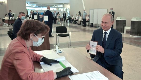 Президент РФ Владимир Путин принял участие в голосовании по внесению поправок в Конституцию РФ (1 июля 2020). Москва Президент РФ Владимир Путин принял участие в голосовании по внесению поправок в Конституцию РФ (1 июля 2020). Москва - Sputnik Արմենիա