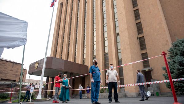 Второй день голосования по поправкам в Конституцию в посольстве РФ в Армении (30 июня 2020). Еревaн - Sputnik Արմենիա