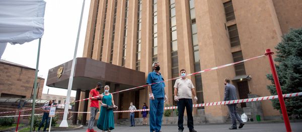 Второй день голосования по поправкам в Конституцию в посольстве РФ в Армении (30 июня 2020). Еревaн - Sputnik Արմենիա
