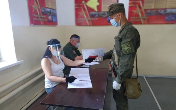 Голосование в различных воинских частях по внесению поправок в Конституцию РФ (июнь 2020). Еревaн, Гюмри - Sputnik Армения