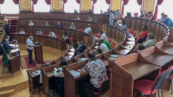 Инвестиционная программа по постройке аэробуса была представлена ​​общественности для обсуждения в сессионном зале муниципалитета (2 июля 2020). Гюмри - Sputnik Արմենիա