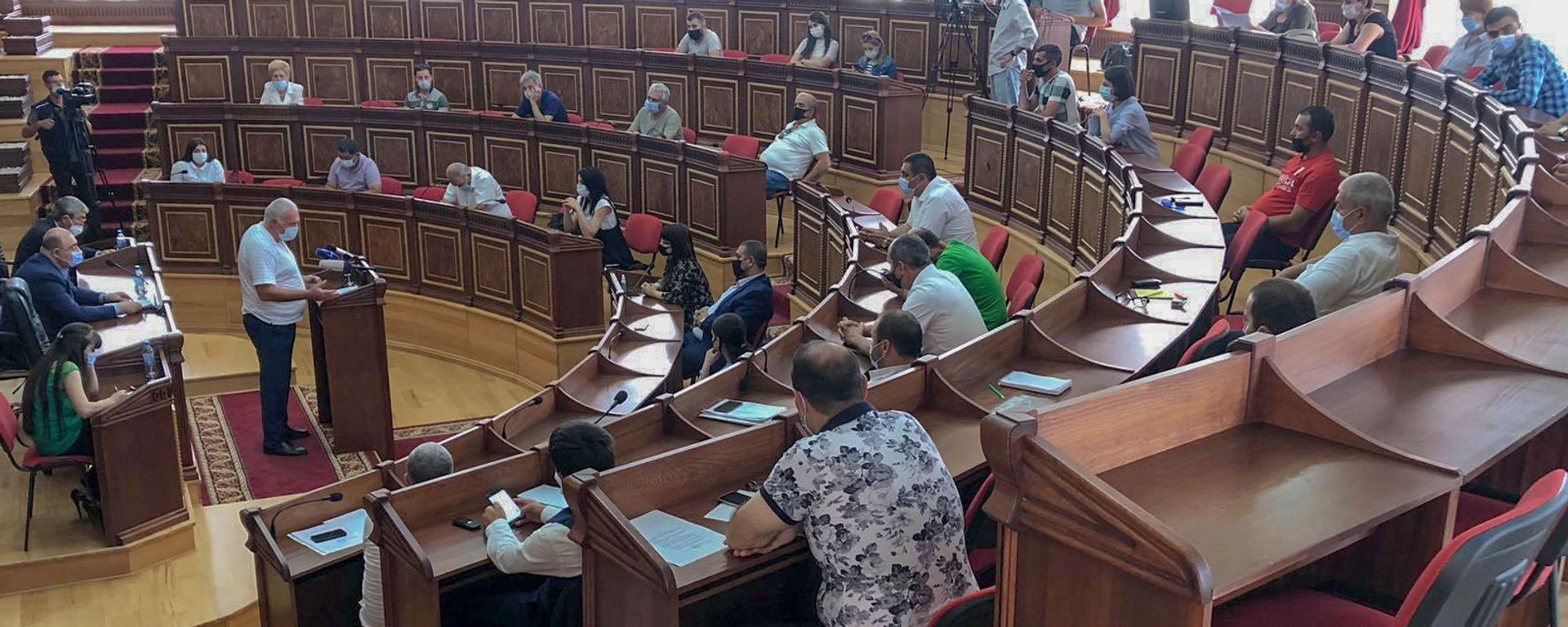 Инвестиционная программа по постройке аэробуса была представлена ​​общественности для обсуждения в сессионном зале муниципалитета (2 июля 2020). Гюмри - Sputnik Արմենիա, 1920, 02.07.2020