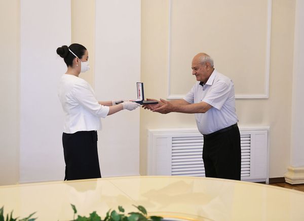«Կորոնավիրուսն էլ կանցնի...». պարգևատրումներ նախագահականում. լուսանկարներ «Կորոնավիրուսն էլ կանցնի...». պարգևատրումներ նախագահականում. լուսանկարներ - Sputnik Արմենիա