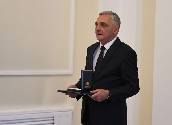 «Կորոնավիրուսն էլ կանցնի...». պարգևատրումներ նախագահականում. լուսանկարներ «Կորոնավիրուսն էլ կանցնի...». պարգևատրումներ նախագահականում. լուսանկարներ - Sputnik Արմենիա