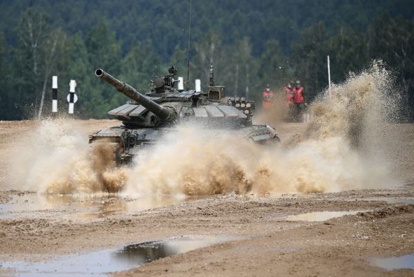 Экипаж танка Т-72 во время завершающего этапа всеармейского конкурса Танковый биатлон в Подмосковье - Sputnik Армения