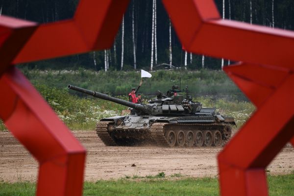Экипаж танка Т-72 во время завершающего этапа всеармейского конкурса Танковый биатлон в Подмосковье - Sputnik Армения