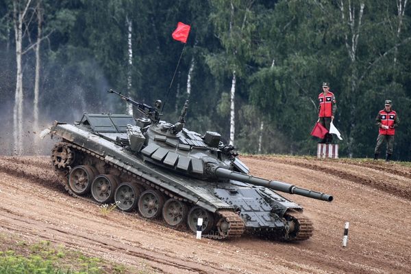 Завершающий этап конкурса Танковый биатлон в Подмосковье - Sputnik Армения