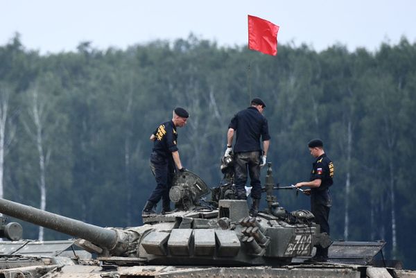Экипаж танка Т-72 во время завершающего этапа всеармейского конкурса Танковый биатлон в Подмосковье - Sputnik Армения