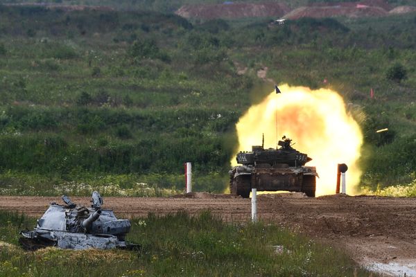 Экипаж танка Т-72 на огневом рубеже во время завершающего этапа всеармейского конкурса Танковый биатлон в Подмосковье - Sputnik Армения