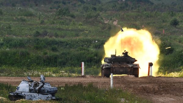 Экипаж танка Т-72 на огневом рубеже во время завершающего этапа всеармейского конкурса Танковый биатлон в Подмосковье - Sputnik Армения