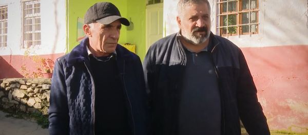 Алик Авдалян с Арменом из Муша у родового дома Алик Авдалян с Арменом из Муша у родового дома - Sputnik Армения