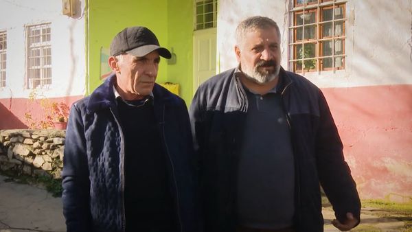 Алик Авдалян с Арменом из Муша у родового дома - Sputnik Армения