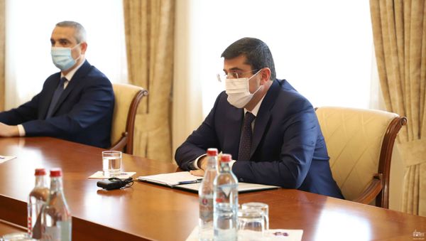 Глава МИД Армении Зограб Мнацаканян на встрече с президентом Карабаха Араиком Арутюняном (4 июля 2020). Степанакерт - Sputnik Արմենիա