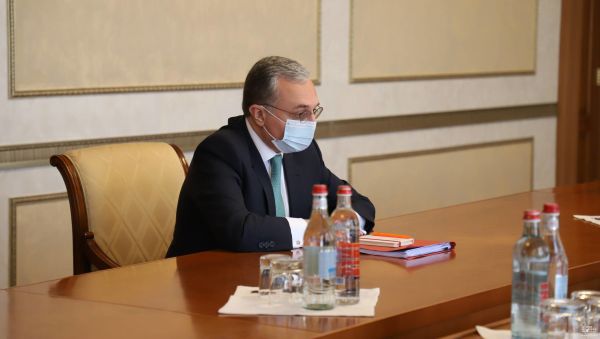 Глава МИД Армении Зограб Мнацаканян на встрече с президентом Карабаха Араиком Арутюняном (4 июля 2020). Степанакерт - Sputnik Արմենիա