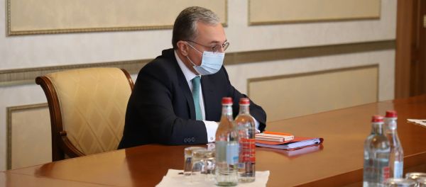 Глава МИД Армении Зограб Мнацаканян на встрече с президентом Карабаха Араиком Арутюняном (4 июля 2020). Степанакерт Глава МИД Армении Зограб Мнацаканян на встрече с президентом Карабаха Араиком Арутюняном (4 июля 2020). Степанакерт - Sputnik Արմենիա