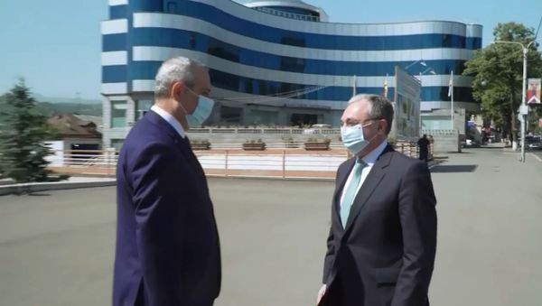 Главы МИД Армении и Карабаха Зограб Мнацаканян и Масис Маилян перед началом встречи (4 июля 2020). Степанакерт - Sputnik Արմենիա