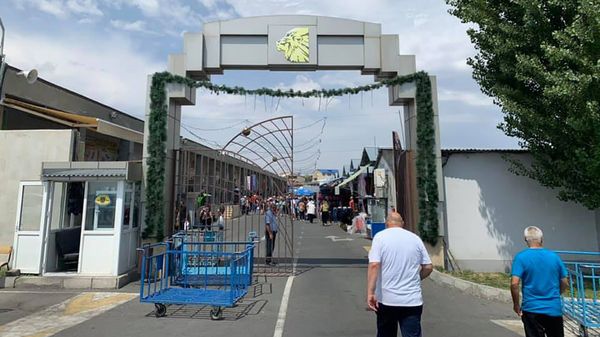 Посетители у входа в ТЦ Ариндж молл - Sputnik Армения