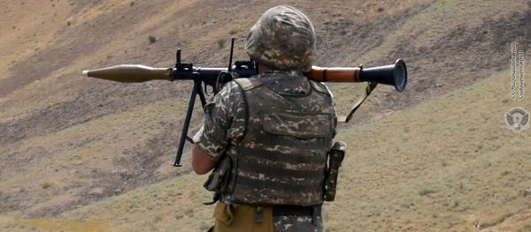 Армянский военнослужащий на тренировках по стрельбе - Sputnik Արմենիա