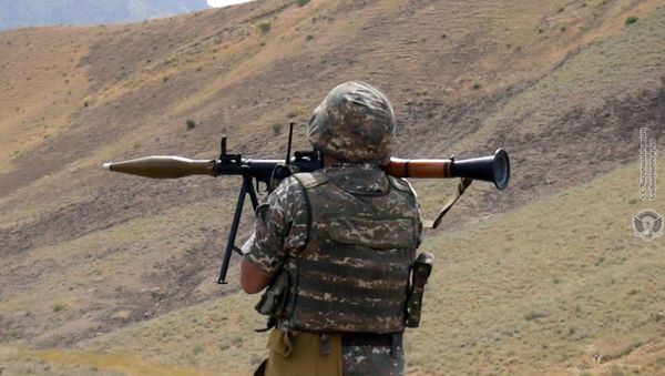 Армянский военнослужащий на тренировках по стрельбе - Sputnik Армения