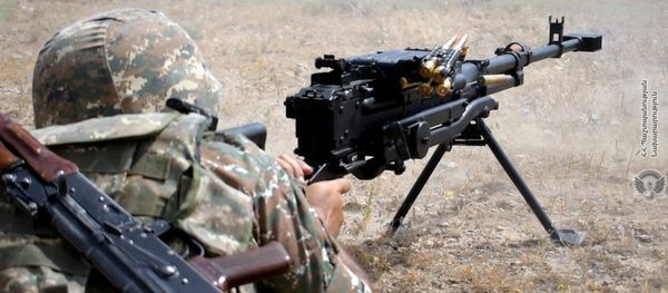 Армянский военнослужащий на тренировках по стрельбе Армянский военнослужащий на тренировках по стрельбе - Sputnik Армения
