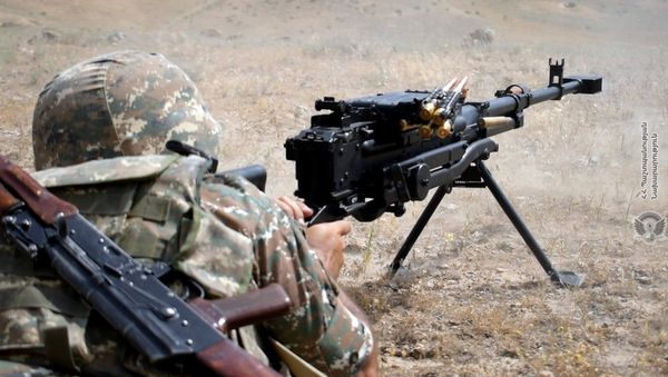 Армянский военнослужащий на тренировках по стрельбе - Sputnik Армения