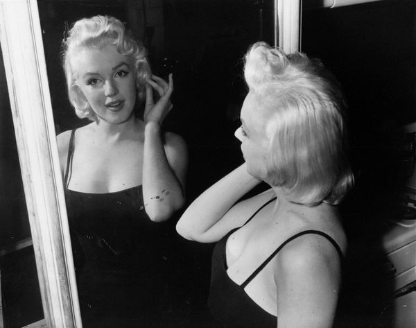Актриса Мэрилин Монро в зеркале на фотостудии (28 января 1955). Нью-Йорк Актриса Мэрилин Монро в зеркале на фотостудии (28 января 1955). Нью-Йорк - Sputnik Армения