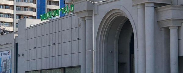 Эвакуация из ТЦ Dalma Garden Mall в связи с информацией о заложенной внутри здания бомбе (6 июля 2020). Еревaн - Sputnik Армения