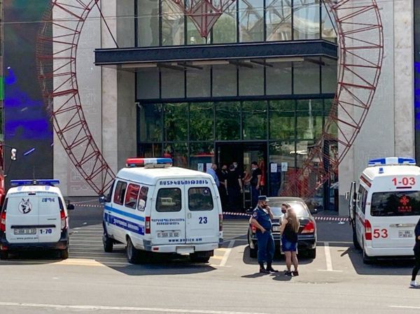 Поступило сообщение о бомбе в торговом центре Мегамол в Ереване - Sputnik Армения